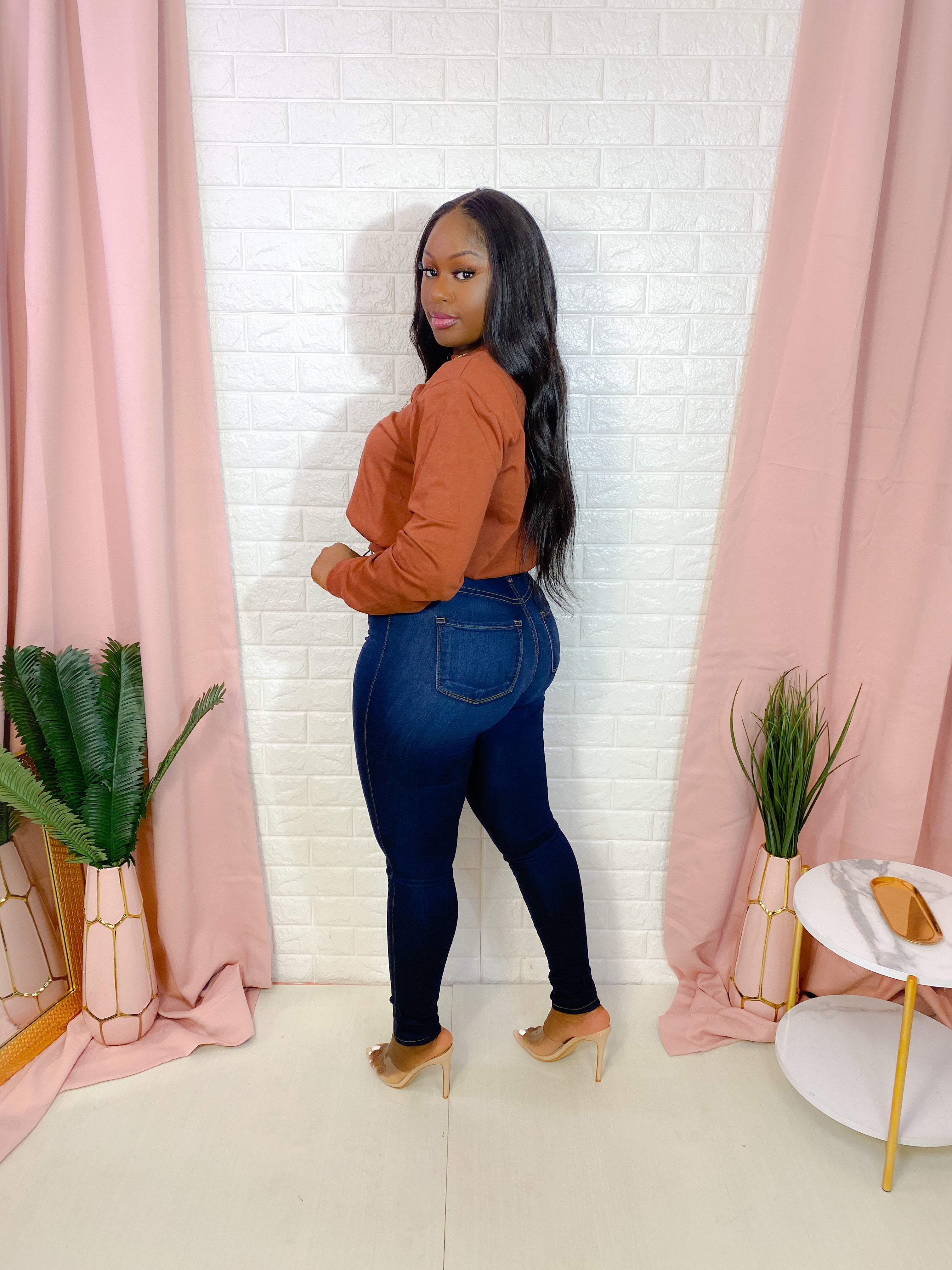 CLASSIC DARK WASH HIGH RISE SKINNY JEANS.
