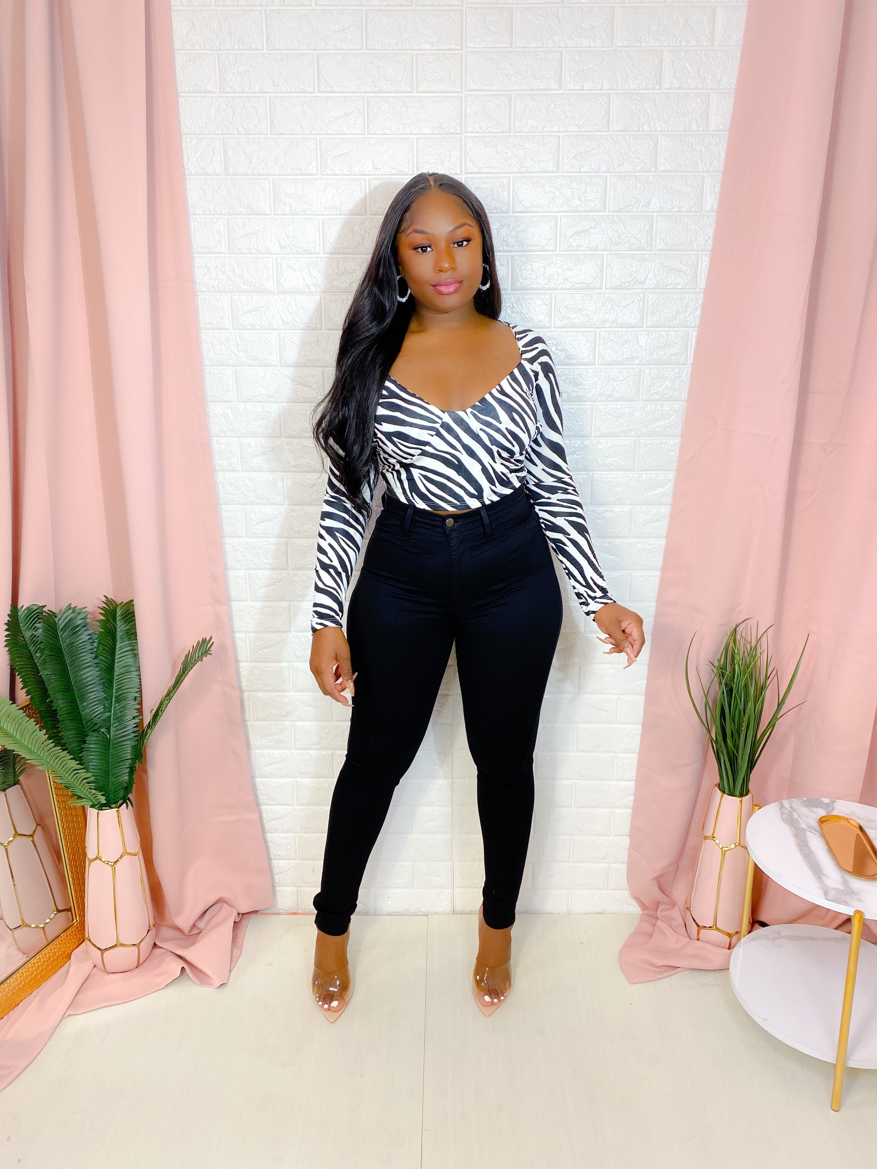 BLACK HIGH RISE SKINNY JEANS.