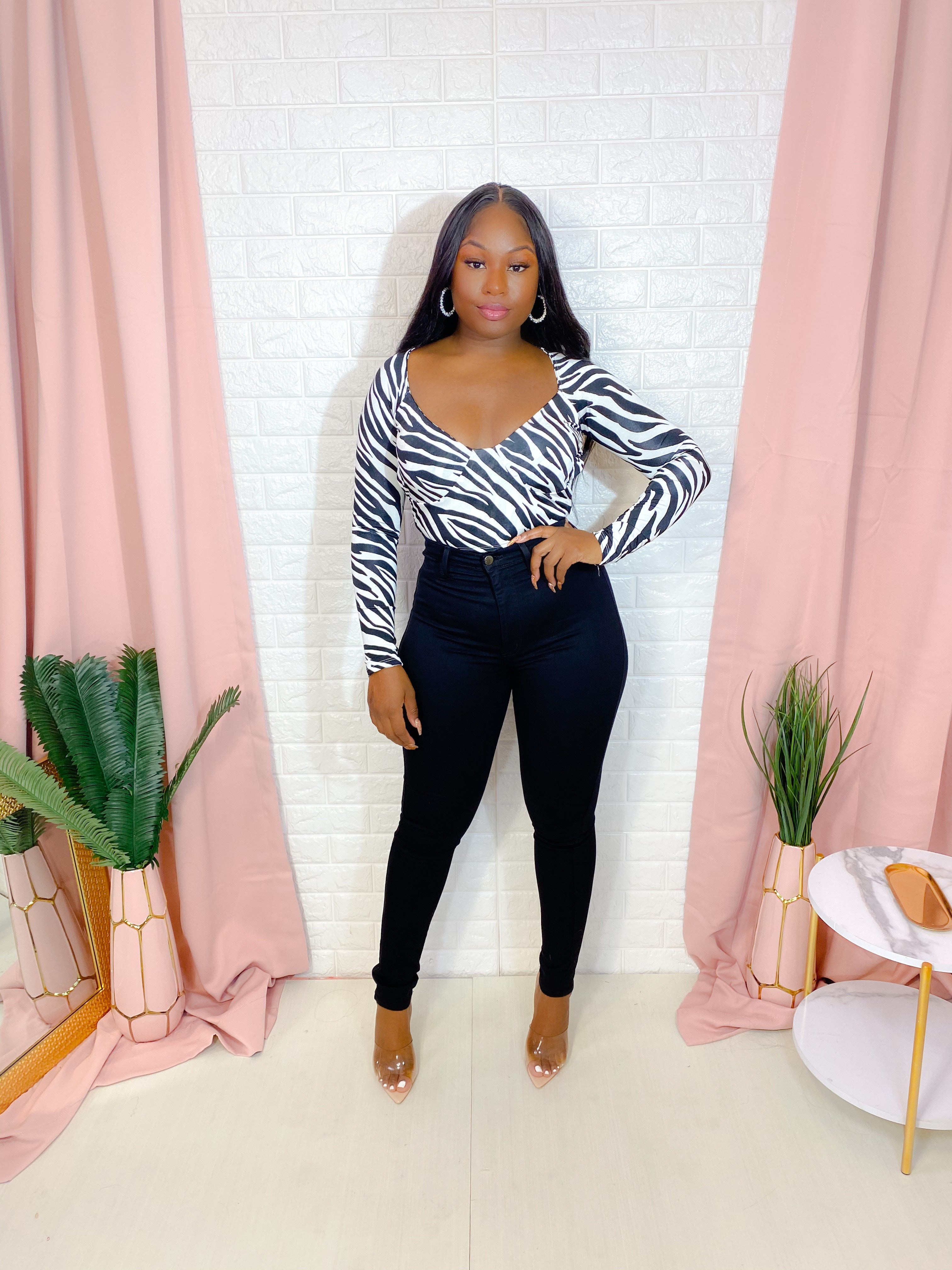 BLACK HIGH RISE SKINNY JEANS.